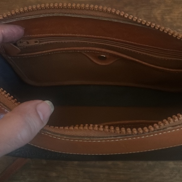 Dooney & Bourke All Weather Leather Vintage Dover Shoulderbag/Crossbody - Picture 8 of 16